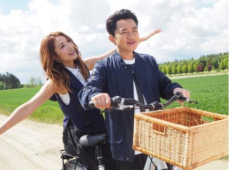 双人跨栏赛跑