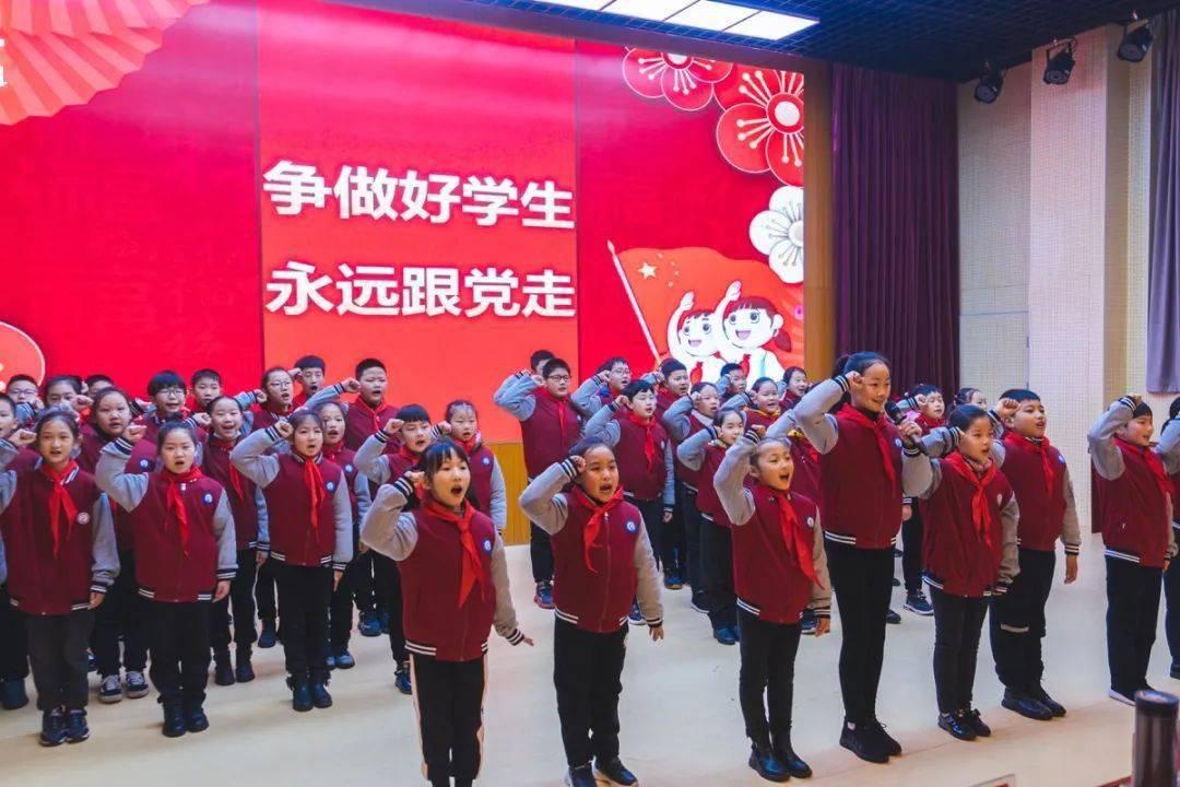 鞠婧祎在机场真会穿，露脐装配休闲裤，轻松美出少女范！